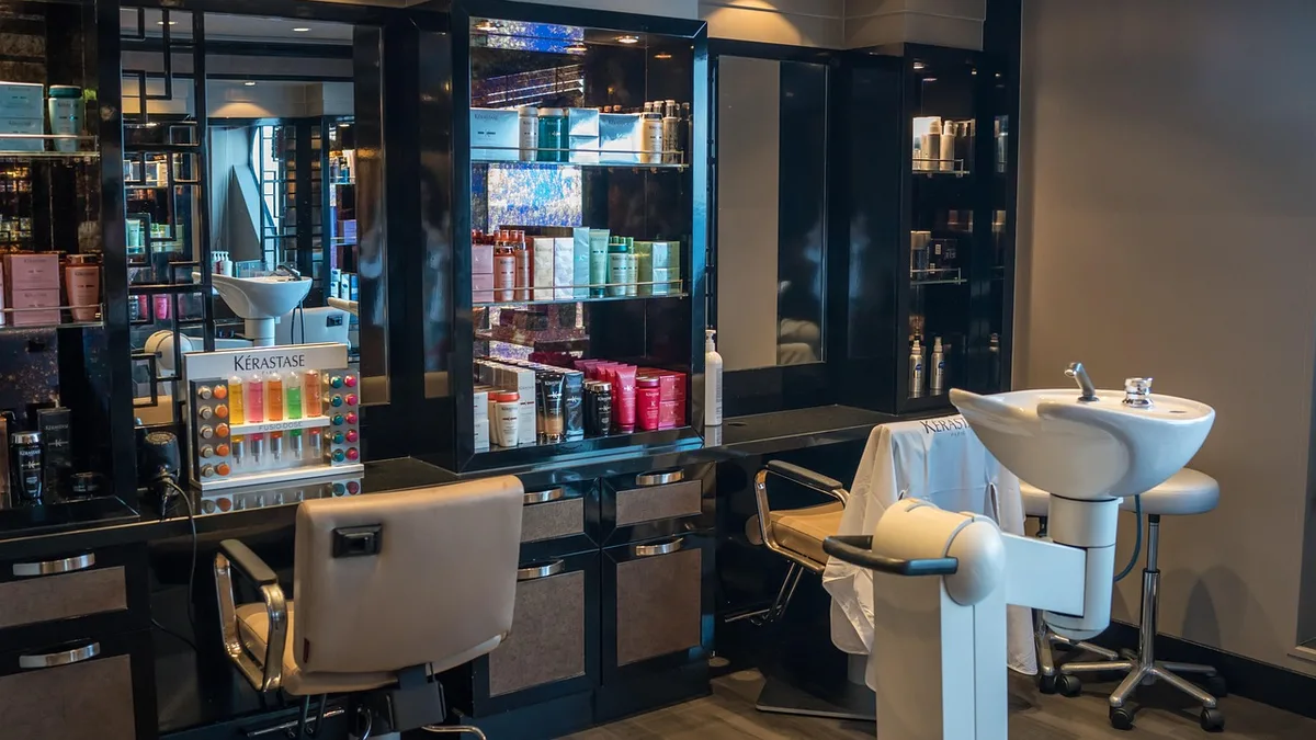 Salon de coiffure à Caen avec client en cours de coupe