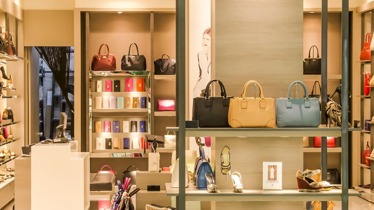 Fleuriste souriant derrière le comptoir de sa boutique à Caen