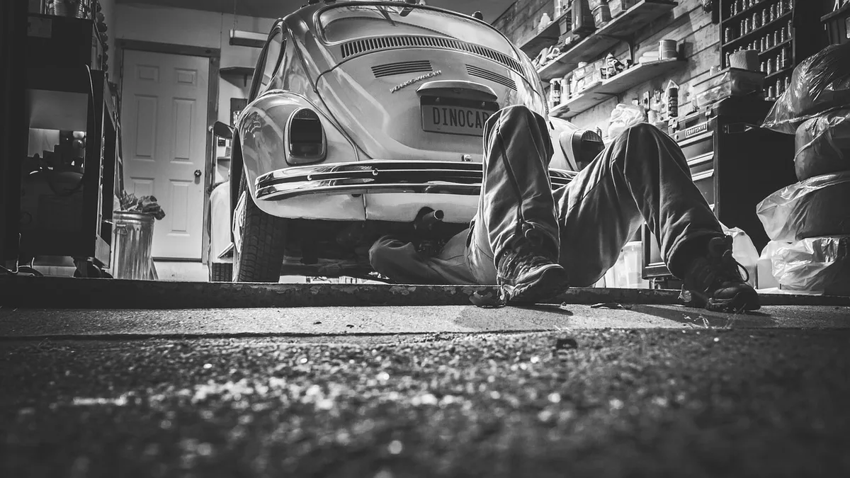 Mécanicien dans un garage automobile à Caen qui examine un véhicule