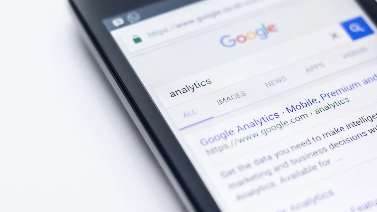 Client consultant les avis Google d'un commerce sur son smartphone à Caen